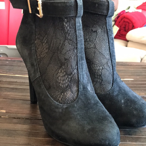 🚨B2G1 JESSICA SIMPSON Black Leather Lace & Velvet /Gold Heeled Booties - Picture 2 of 9